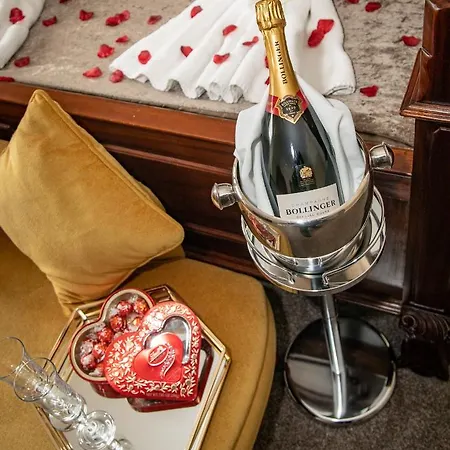 Beaumont - Adults-only Boutique Guest House- Free Parking & Wellness Access 게스트하우스
