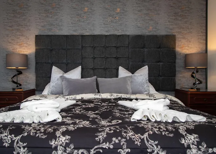 Beaumont - Adult Only - Free Car Park & Off Site Access To The Local Health Centre 5*