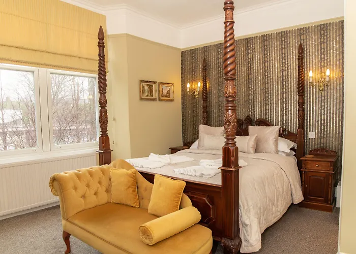 Beaumont - Adult Only - Free Car Park & Off Site Access To The Local Health Centre