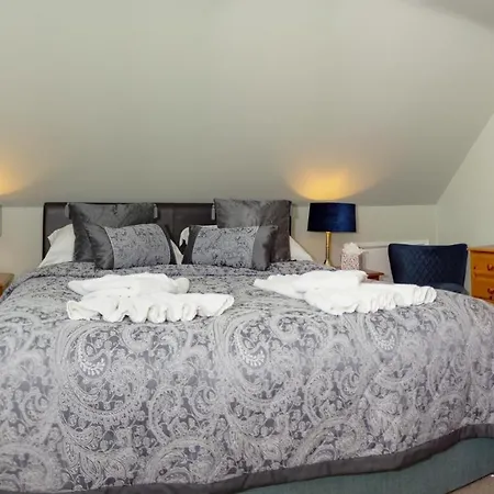 Beaumont - Adult Only - Free Car Park & Off Site Access To The Local Health Centre